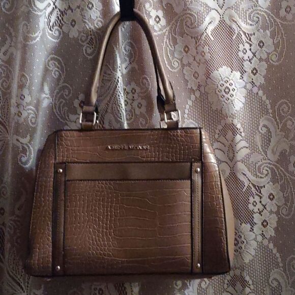 Adrienne Vittadini‎ tan faux alligator embossed handbag 13x9.5 - Picture 1 of 11